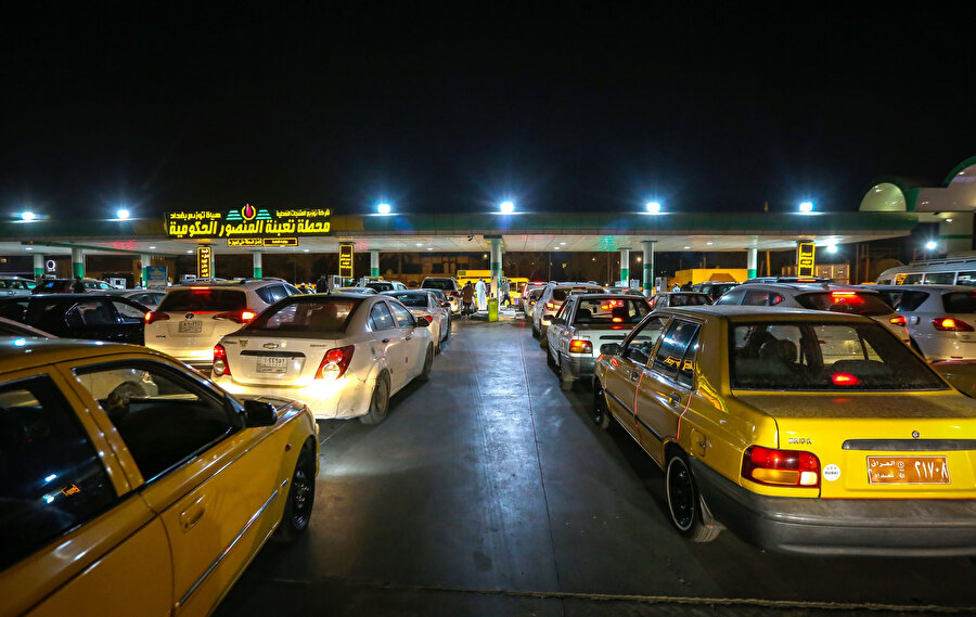 Bağdat, Musul ve Kerkük'teki akaryakıt istasyonlarında uzun kuyruklar görülürken, bazı istasyonlar akaryakıt arzındaki açıklanamayan kıtlıklar nedeniyle kapandı.