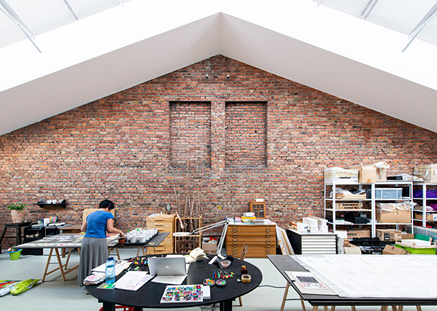 Sanatçılar topluluğunun proje odasının tasarımı; Wagenhallen'in eski bir dış duvarına gönderme yapıyor. 