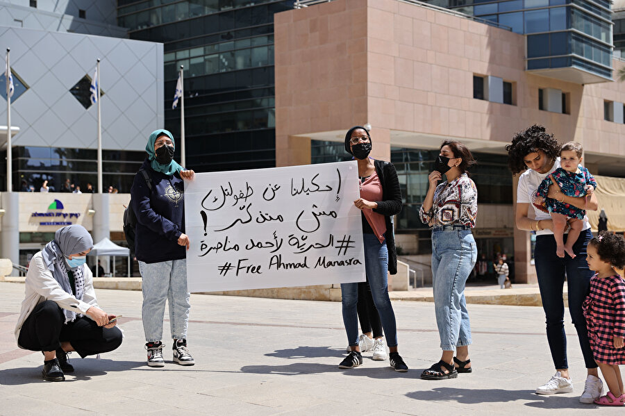 Ahmed Manasra'nın aile üyeleri, 13 Nisan 2022'de İsrail'in Be'er Sheva kentindeki adliye önünde desteklerini gösteriyor.