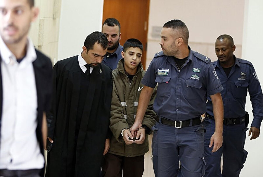 İki İsraillinin bıçaklanması olayına katılmakla suçlanan 13 yaşındaki Filistinli Ahmed Manasıra, 30 Ekim 2015'te Kudüs'te bir mahkemedeki duruşmada.