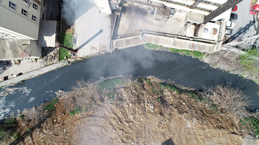 Şehrin ortasından geçiyor: Dere siyah renkte akıyor