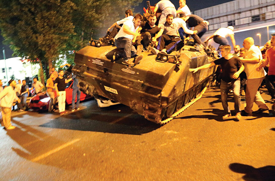 Halk, darbeye karşı daha önce görülmemiş şekilde mücadele verdi.