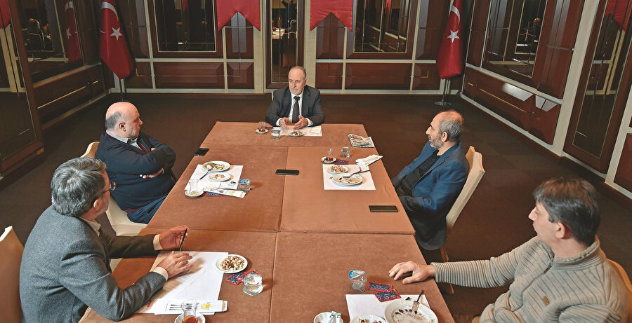 Gerçek Hayat Yayın Yönetmeni Kemâl Özer, Sabahattin Zaim Üniversitesi İslami İlimler Fakültesi Öğretim Üyesi Dr. Ahmet Hamdi Yıldırım, Prof. Dr. Ahmet Turan Arslan, Medeniyet Üniversitesi Hukuk Fakültesi Öğretim Üyesi Dr. Akif Dursun, Gerçek Hayat Yazıişleri Şefi Süleyman Şahin.