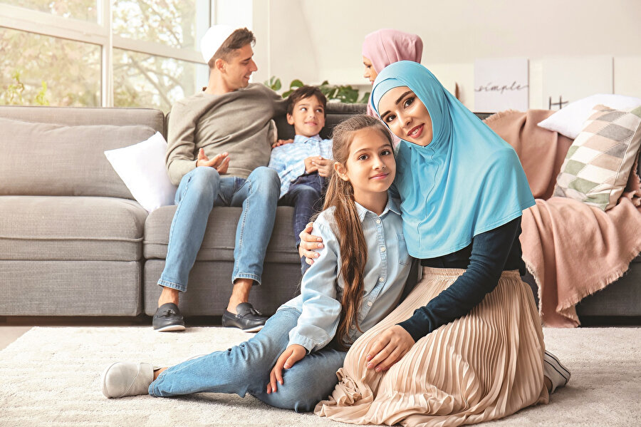 Peki, bu gavurlara meyledenler nasıl düşünüyor? Bunlar da kısım kısım. Mal, kadın, makam yâhut da meşhur olma gibi zaafları var bu insanların. Bir de kabiliyetli olanların özel olarak seçilmesi ki, bunlarla irtibata geçiyorlar ve sonra tabiri caizse ava çıkıyorlar. ‘Samimi insan’ avına. Operasyonla içimize yerleştirilenler gibi dünyevi gayesi olanları da az çok teşhir edebiliyorsunuz. Asıl mesele bunlara iyi niyetle tabi olan insanlar.