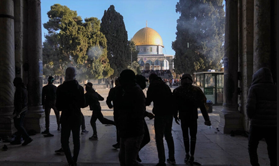İsrail güçleri, işgal altındaki Doğu Kudüs'ün Eski Şehir bölgesinde bulunan Mescid-i Aksa'ya baskın düzenledi. İsrail güçleri, baskına tepki gösteren Filistinlilere müdahale etti.