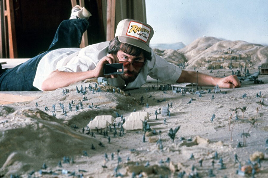 Yönetmen Steven Spielberg, Indiana Jones: Kutsal Hazine Avcıları maketi setinde, 1981.
