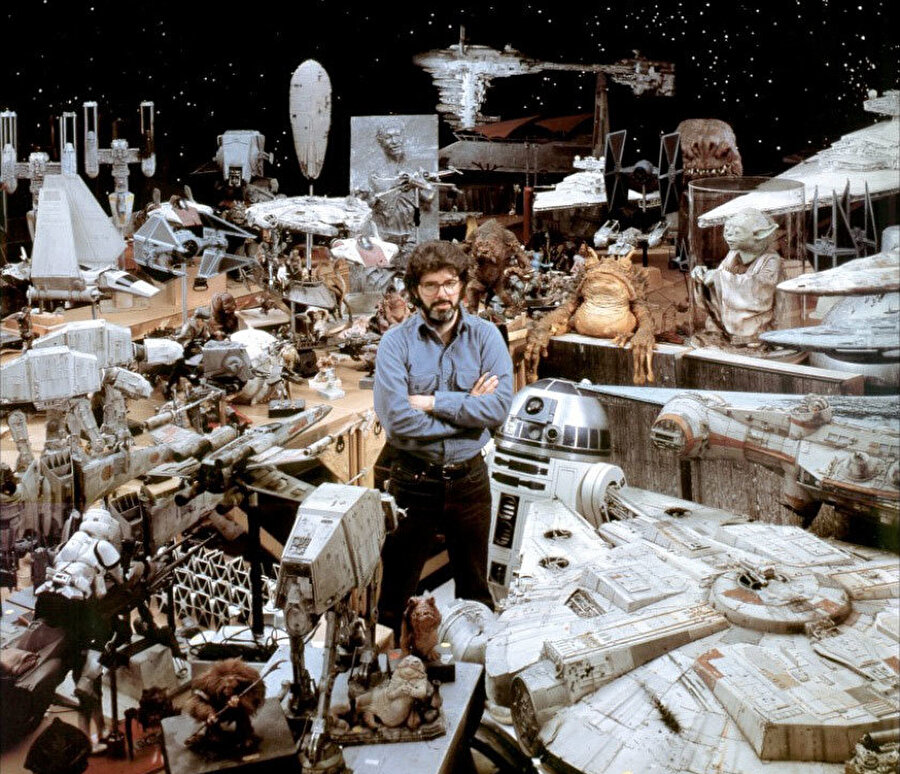 Yönetmen George Lucas, çekimlerde kullanılan maketlerle. 