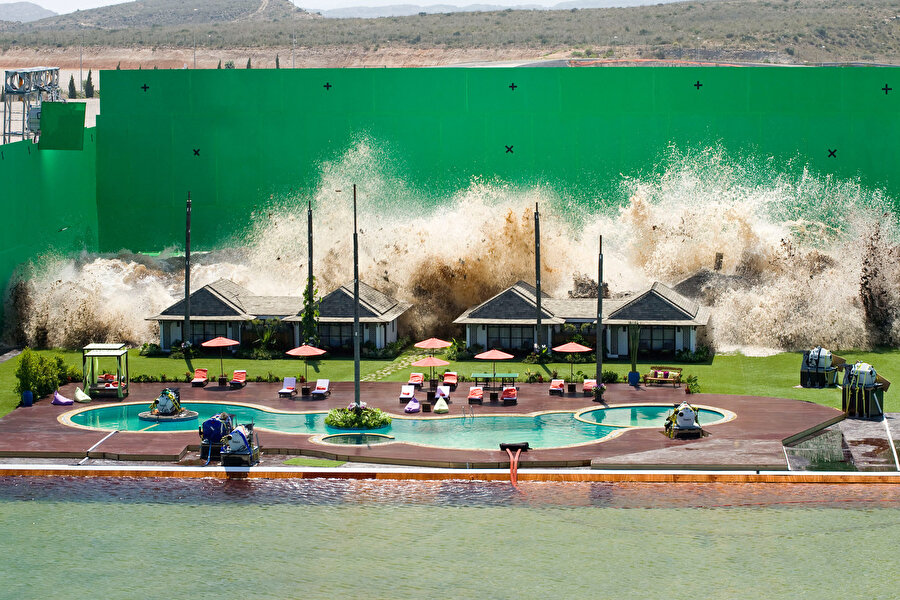 Maket ile oluşturulan tsunami sahnesi, ardından görsel efektlerle güçlendiriliyor.