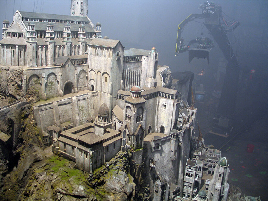 Yüzüklerin Efendisi evreninden Minas Tirith şehri maketi.