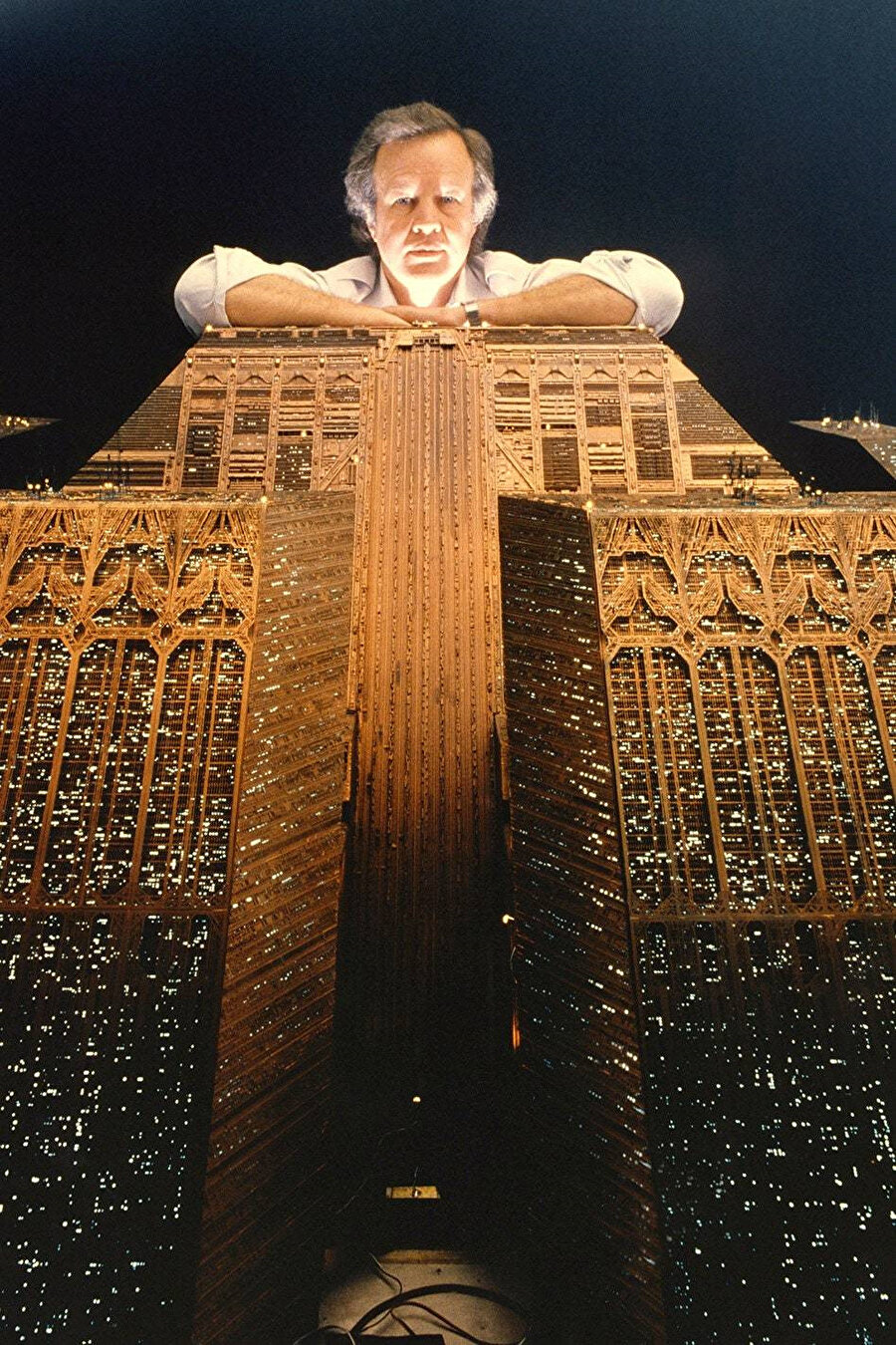 Efekt uzmanı Douglas Trumbull, 1982'de Blade Runner setindeki Tyrell Corporation'ın piramit binasının maketiyle poz veriyor. 