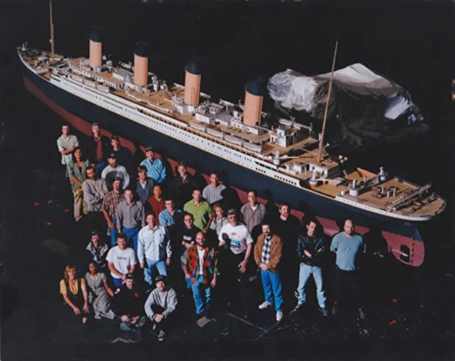 Titanik set ekibi gemi maketiyle. 