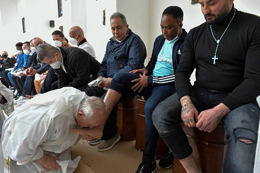 Papa Francis, hapishanede ayak yıkayıp öptü