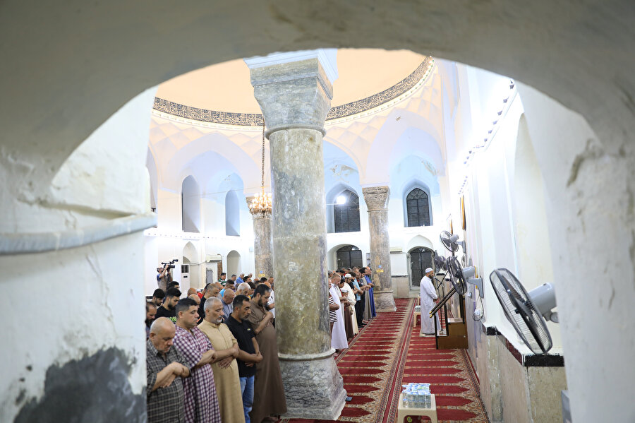Muradiye Camisi her gün beş vakit namazın yanı sıra ramazanda da teravihlerde cemaatle dolmaya devam ediyor.
