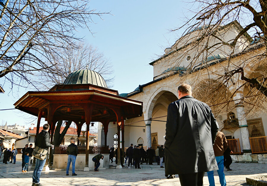 Gazi Hüsrev Bey Camii’nde bir Cuma vakti.