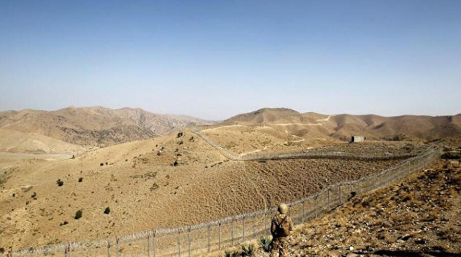 Afganistan ve Pakistan arasındaki çitin bir bölümü.