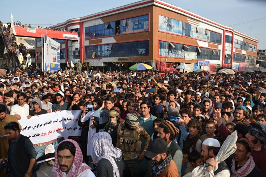 Host şehrindeki protestocular, Pakistan'ın hava saldırılarına karşı düzenlenen gösterilere katıldılar,16 Nisan 2022.
