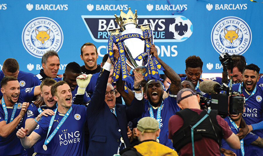 Leicester City FC takımı kupa kutlaması.