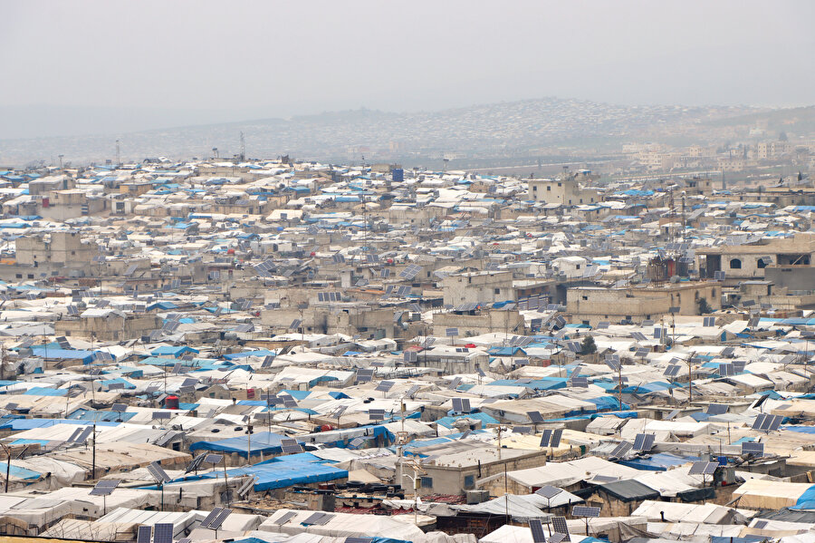 Mart ayının ilk haftası Türkiye Dergiler Birliği (TÜRDEB) ve İnsânî Yardım Vakfı (İHH) girişimiyle Türkiye’deki seçkin dergilerin yazar ve editörlerinden oluşan bir heyet olarak Cilvegözü Sınır Kapısı’ndan geçerek Suriye’nin İdlib şehrini ziyaret ettik.