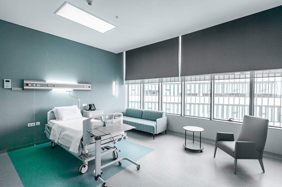 Hasta yatak odalarında pastel tonlar tercih edilerek sade bir atmosfer oluşturuluyor.