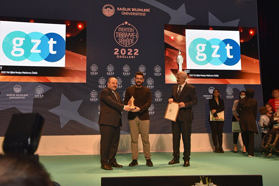 GZT Yayın Yönetmeni Doğukan Gezer ödülü Sanayi ve Teknoloji Bakanı Mustafa Varank'ın elinden aldı