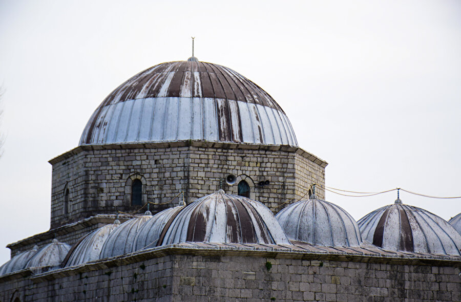 Buşati Mehmet Paşa Cami, halk arasında, kurşun kaplı kubbesinden dolayı "Kurşunlu Cami" olarak biliniyor.