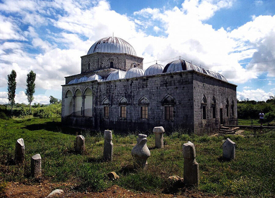 Kurşunlu Cami'nin etrafında Osmanlı döneminden kalma kabirler bulunuyor.