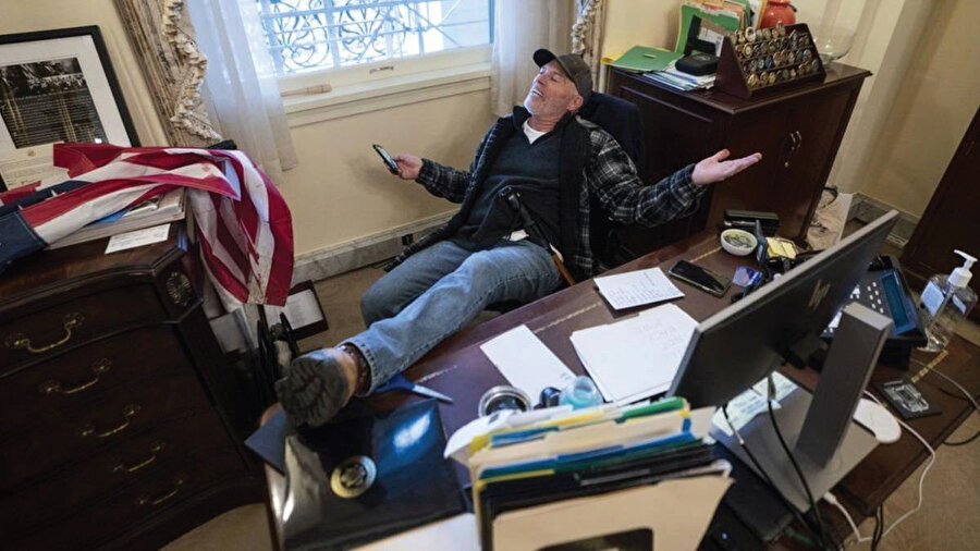 Temsilciler Meclisi’nin Demokrat Partili Başkanı Nancy Pelosi’nin odasına girip ayağının masasının üzerine uzatarak fotoğraf çektiren kişinin Arkansas’tan Richard Barnett olduğu tespit edildi.