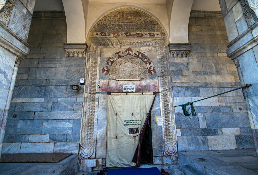 Firuz Bey Camii Taçkapısı (Fotoğraf: Merve Nur Türker)