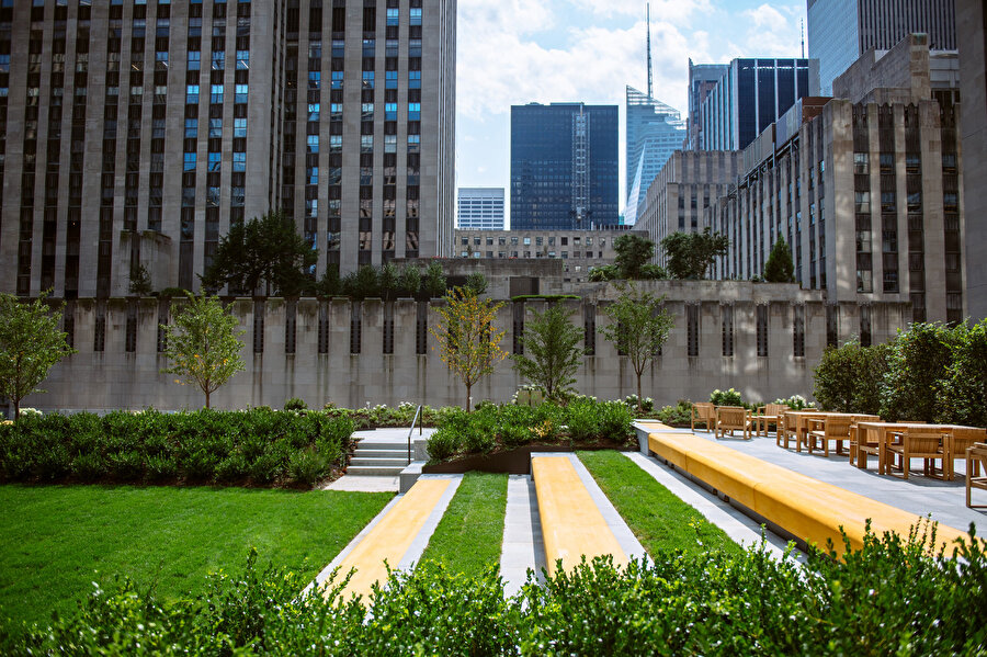 Rockefeller Center dahilindeki komşu yeşil çatı ile görsel bir bağlantı bulunuyor.