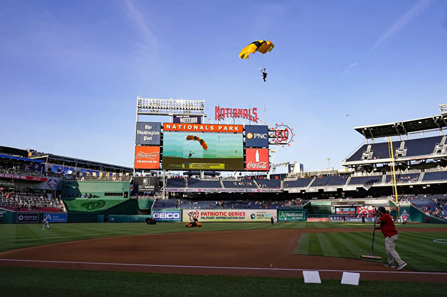 İki kişi Kongre yakınlarında bulunan Nationals Park'a paraşütle indi
