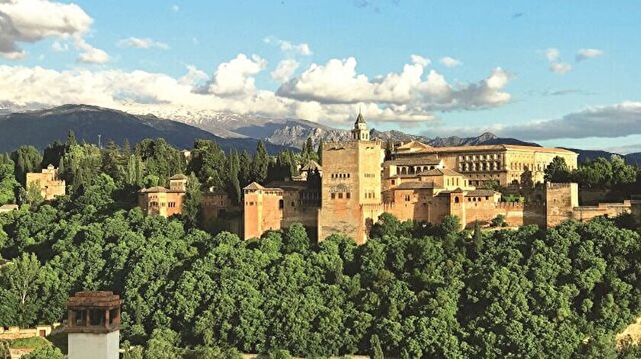 Granada Ulu Camii, tarihi El Hamra Sarayı’nın karşısında bulunuyor.