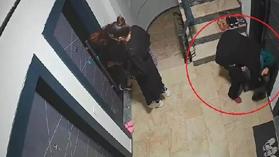 Ayakkabı koklayarak eve giriyorlar