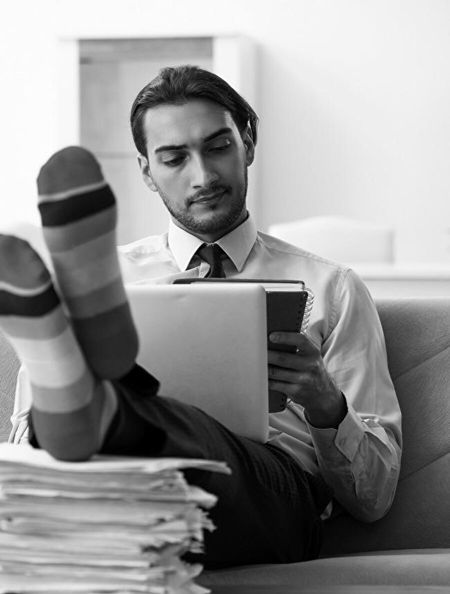 Evden çalışma uygulaması, evlerini ofise çevirmek zorunda kalan çalışanlar için ciddi hak kayıplarını da beraberinde getiriyor.