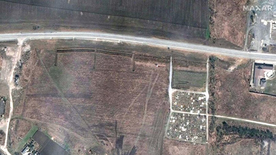 Uydu görüntülerinde toplu mezarlar olduğu görülüyor