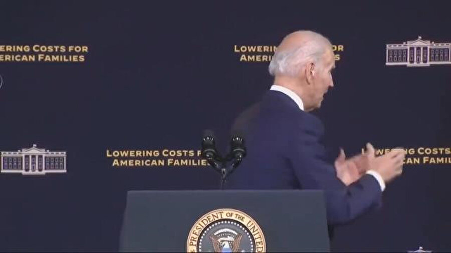 Biden yine boşlukla tokalaştı