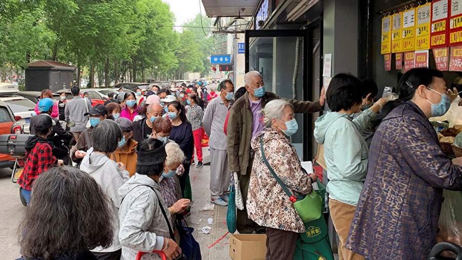 Marketler önünde kuyruk oluştu
