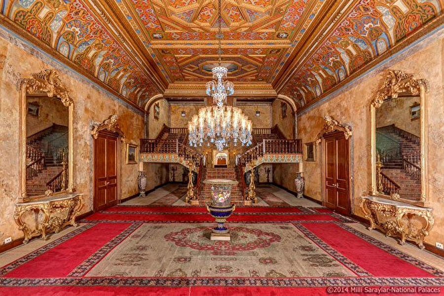 Beylerbeyi Sarayı Giriş Salonu ve Merdivenleri (Fotoğraf: Milli Saraylar’dan)