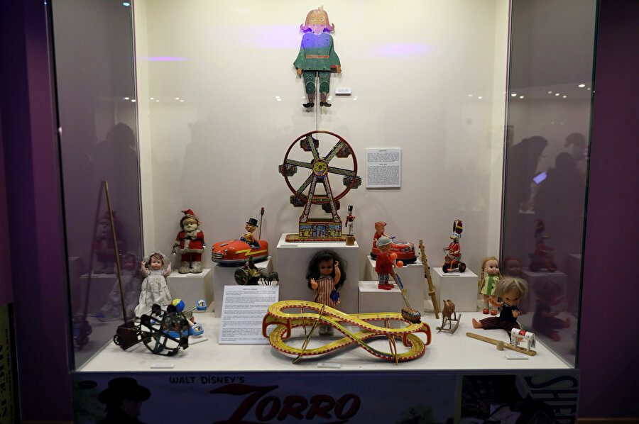 1903'te Almanya'da üretilen ilk oyuncak ayı gibi birçok farklı ve kıymetli eser yer alıyor.