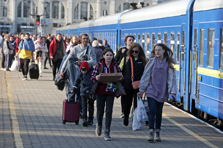 Tren istasyonuna akın ettiler: Ukraynalılar Odessa'yı terk ediyor