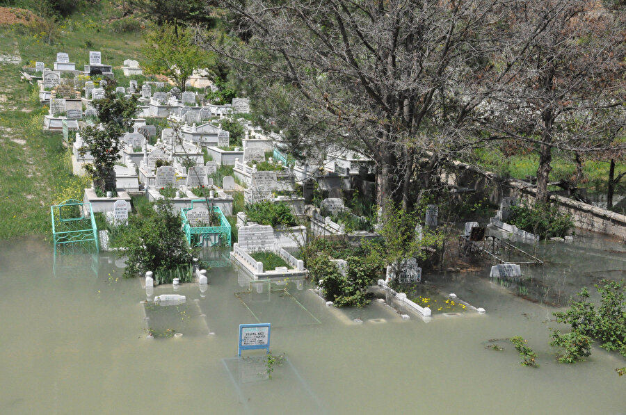 Karların erimesiyle baraj taştı: Mezarlık suyla doldu