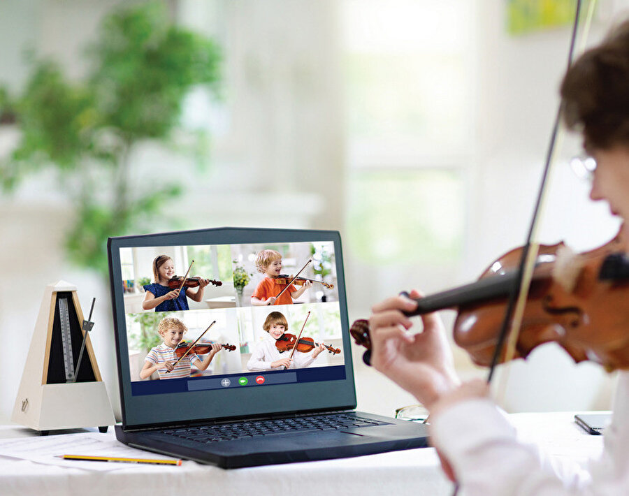 Türkiye’de de benzer biçimde, başta Koç Holding olmak üzere pek çok büyük kuruluş, çeşitli birimlerinin uzaktan çalışma sistemine kalıcı olarak geçirildiğini açıkladı.