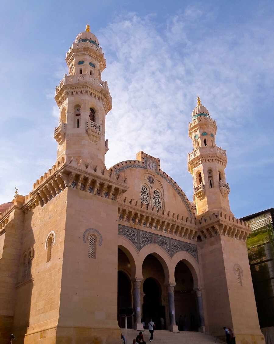 İsmini, vaktiyle çevresinde bulunan keçi pazarından alan ve ilk kez 1612'de inşa edilen Keçiova Cami, 1832'de Fransızlar tarafından katedrale çevrilip mimarisi değiştirilmiş. 1962'de aslına döndürülen cami, Cezayir'in bağımsızlık sembollerinden biri haline gelmiş durumda. 