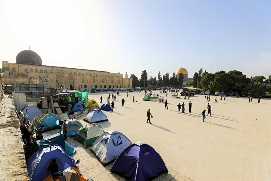 Müslümanlar Ramazan-ı Şerif münasebetiyle Mescid-i Aksa'nın avlusuna kurdukları çadırlarda itikafa giriyor.