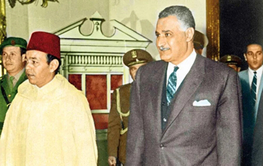 Mısır'ın ikinci Cumhurbaşkanı Cemâl Abdünnâsır (sağda), Fas Kralı II. Hasan (solda) ile birlikte.