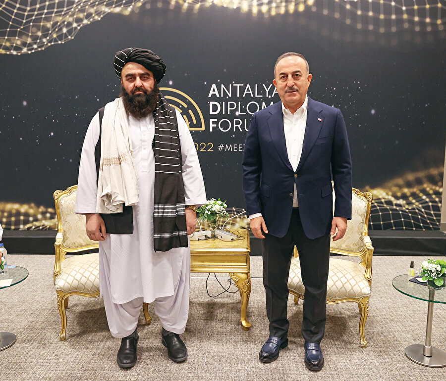 Tanınma meselesi o kadar can sıkıcı bir mesele ki Taliban içinde buna hiç aldırış etmemeyi seçen güçlü bir ekip var. Daha doğrusu en güçlü ekip onlar. Molla Birader’in başını çektiği Doha ekibine karşı Kandaharî elit kadro, geleneksel şahin kanadı temsil ediyor. “Ağzımızla kuş tutsak bunlara yaranamayacağız ve tanınma gerçekleşmeyecek” havasındalar. Doğrusu egemen güçler tam da bu yüzden tanınma bahsini böyle sündürüyor olabilirler. Taliban’ı en büyük çatlağından bölmek için.