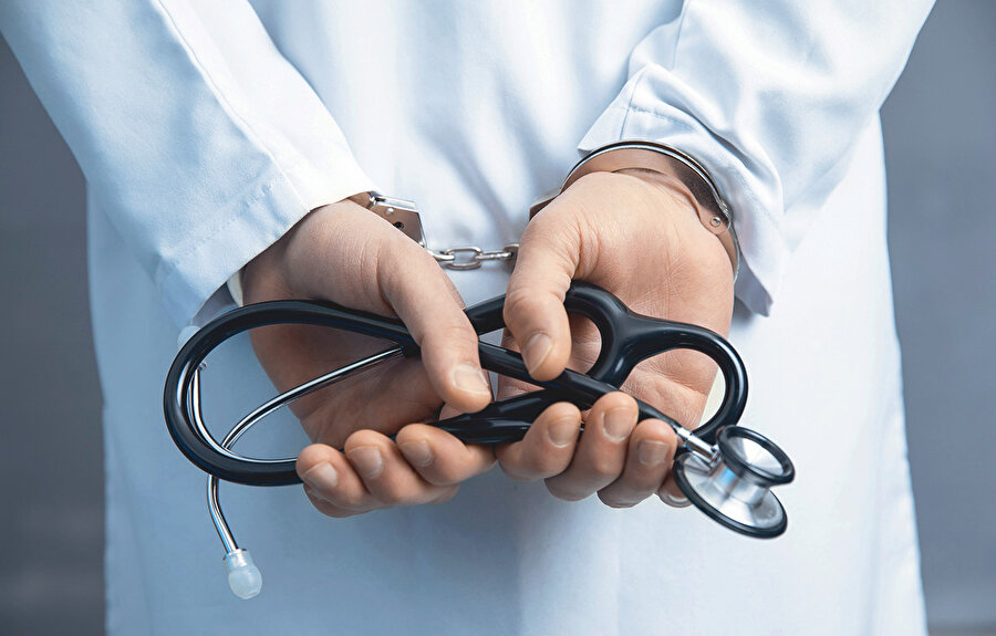 Lenin’in ölüm yıldönümü olan 21 Ocak günü, gazetelerde Lenin portresinin altında, ‘katil doktorların meydana çıkarılmasında hükümete gösterdiği yardım’dan ötürü bir kadın doktora Lenin nişanının verilmesi ile ilgili bir kararname yer almakta idi.