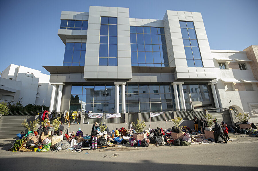 Tunus'ta Afrikalı göçmenler BMMYK merkezi önünde oturma eylemi yapıyor.