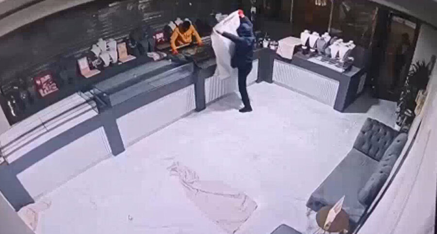 Çuvalla altın çaldılar