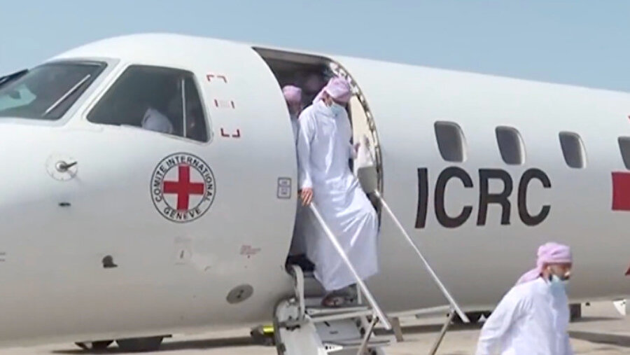 Yemen'e ulaşan esirler uçaktan inerken.