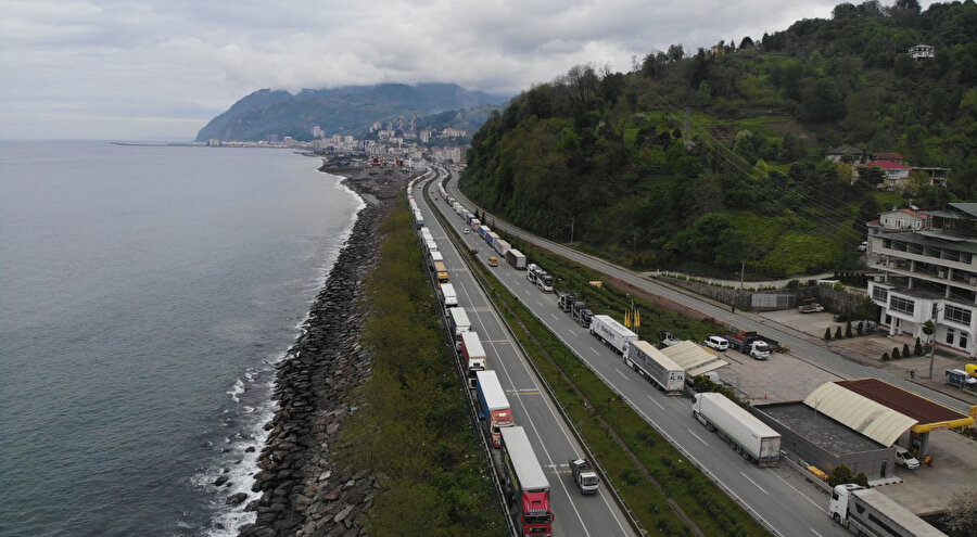 Sarp Sınır Kapısı'nda 8 kilometrelik TIR kuyruğu oluştu